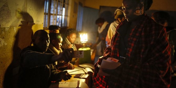 KENYALILAR SANDIK BAŞINDA