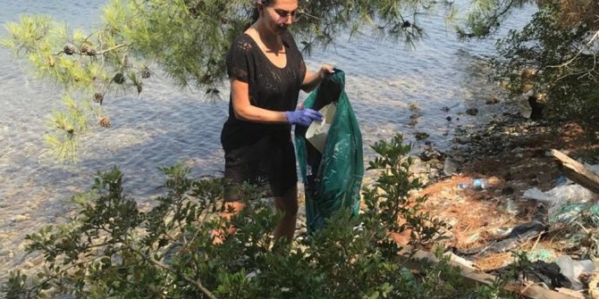 ÜNLÜ SANATÇI DOĞUM GÜNÜNDE ÇÖP TOPLADI