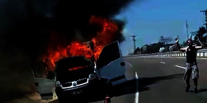 YÜREĞİ DE YANDI! ALEV ALEV YANAN ARACINI BÖYLE İZLEDİ