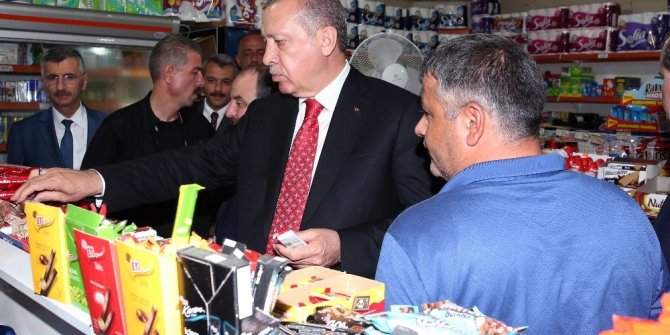 CUMHURBAŞKANI ERDOĞAN ÇOCUKLARA ÇİKOLATA DAĞITTI