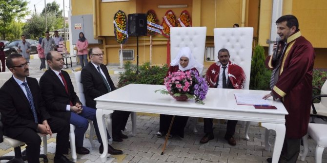 HUZUREVİNDEN DÜNYA EVİNE