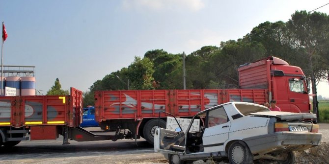 TIR İLE OTOMOBİL ÇARPIŞTI: 2 YARALI