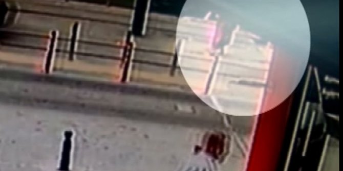 TRAMVAY KADINA BÖYLE ÇARPTI