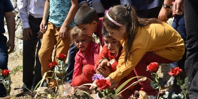 ÖĞRENCİLERİ ŞEHİT ÖĞRETMENİN KABRİNİ VE AİLESİNİ ZİYARET ETTİ