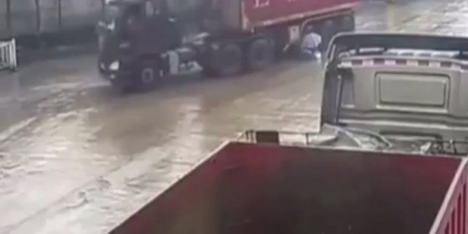 TIR YAYAYI EZDİ: KORKUNÇ KAZA KAMERADA