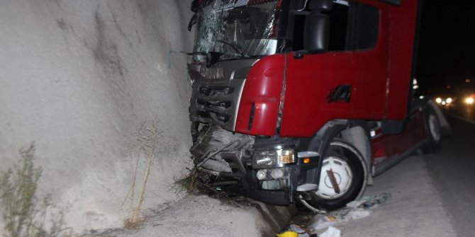 TIR İŞ MAKİNESİNE ARKADAN ÇARPTI: 1 ÖLÜ, 2 YARALI
