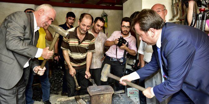 TARİHİ DEMİRCİLER ÇARŞISI’NDA DEMİR DÖVDÜLER