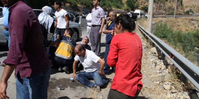 BAKAN KONVOYUNUN GEÇİŞİNDE KAZA: 6 YARALI