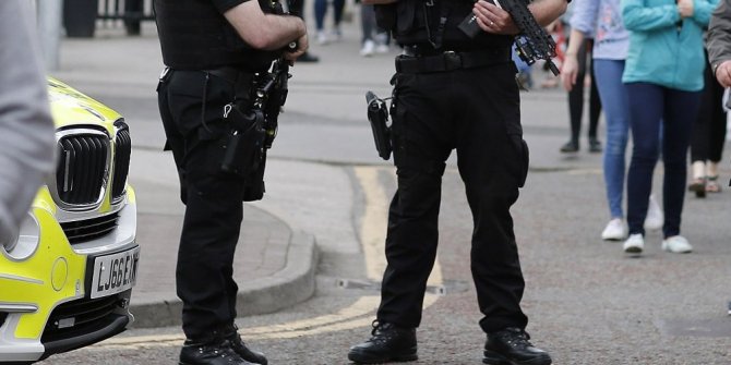 ARAÇ GÖSTERİCİLERİN ARASINA DALDI: ÇOK SAYIDA YARALI VAR