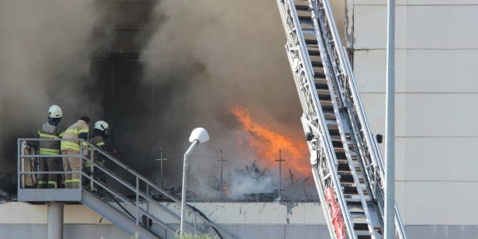 AVM'DE YANGIN ÇIKTI!