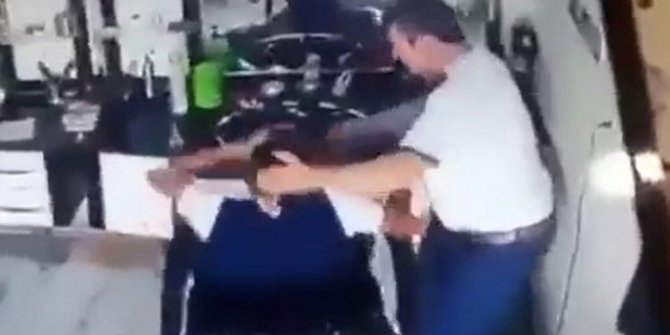 ŞAKA GİBİ OLAY! BERBER MÜŞTERİSİNİN SAÇLARINI YAKTI