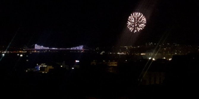 HAVAİ FİŞEKLERİ BOĞAZA RENK KATTI