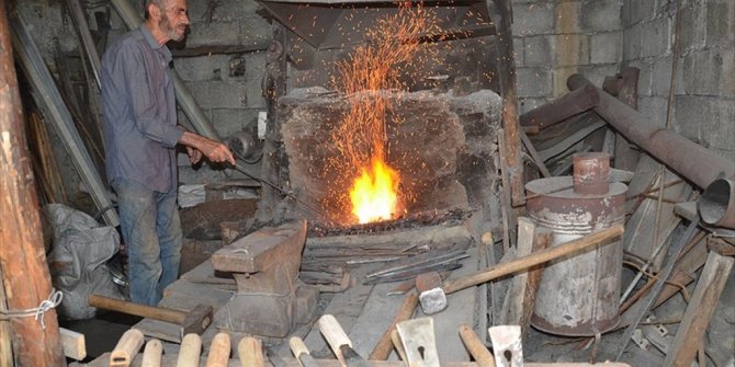 BABA MESLEĞİNİ YAŞATMAYA ÇALIŞIYOR