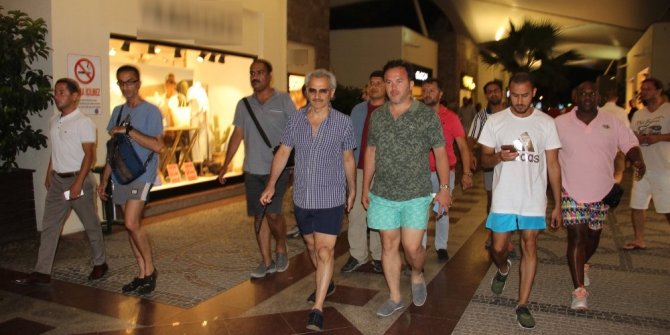 DÜNYANIN EN ZENGİN VELİAHT PRENSİ BODRUM SOKAKLARINDA