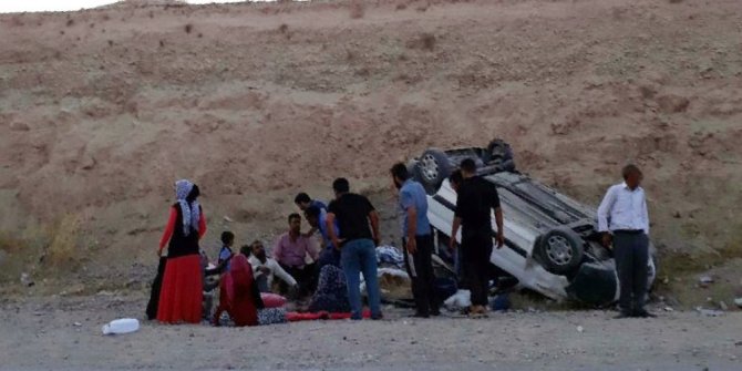 MALATYA’DA MİNİBÜS DEVRİLDİ: 13 KİŞİ YARALANDI