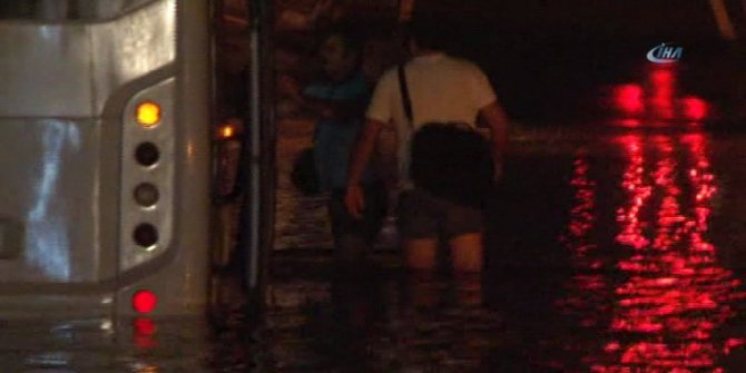 ALT GEÇİDİ SU BASTI