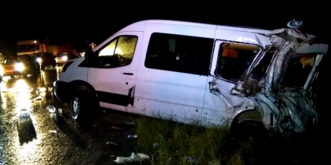 SİVAS-ERZİNCAN KARAYOLUNDA ZİNCİRLEME TRAFİK KAZASI: 2 ÖLÜ, 6 YARALI