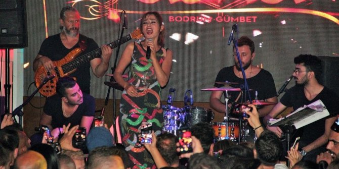 YILDIZ TİLBE SÖYLEDİ HAYRANLARI COŞTU