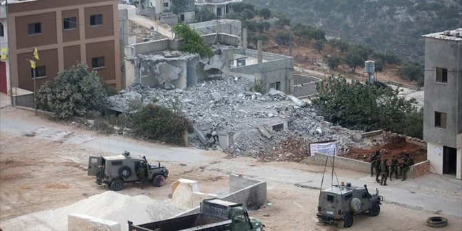 İSRAİL ASKERLERİ FİLİSTİNLİ AİLENİN EVİNİ YIKTI