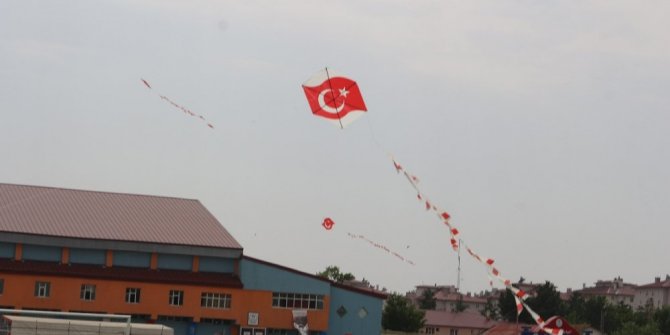 400 ÇOCUK TÜRK BAYRAKLI UÇURTMALARLA GÖKYÜZÜNÜ SÜSLEDİ