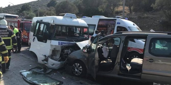 DOLMUŞ İLE MİNİBÜS ÇARPIŞTI: 8’İ TURİST 16 YARALI