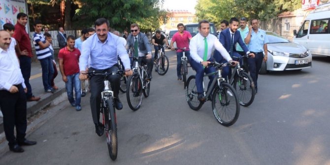 "BİZ BİR VE BÜTÜNÜZ"