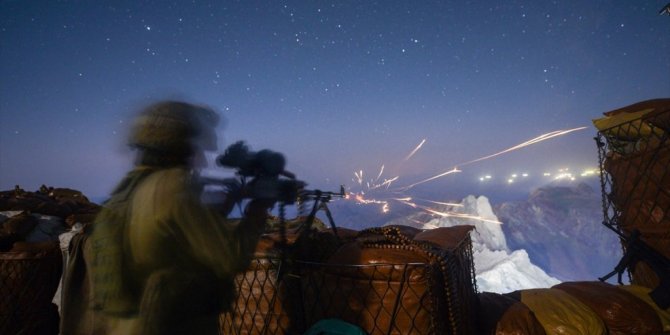 MEHMETÇİK İKİYAKA DAĞLARI'NDA DESTAN YAZIYOR