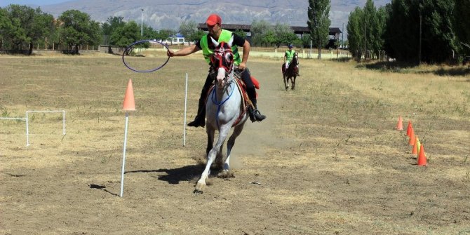 KAÇAK KURBANLIKLARI YAKALAMAK İÇİN EĞİTİLİYORLAR