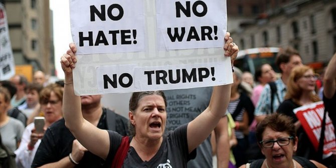 SİLİKON VADİSİ'NDE TRUMP VE IRKÇILIK KARŞITI PROTESTO