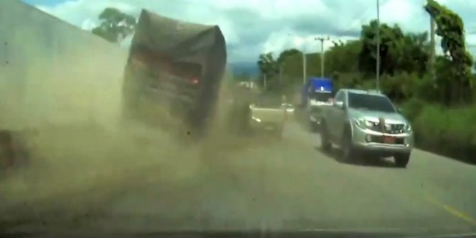 FRENİ PATLAYAN TIR ORTALIĞI BİRBİRİNE KATTI