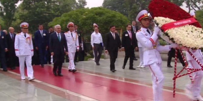 VİETNAM’IN İLK BAŞKANININ MOZOLESİNİ ZİYARET ETTİ