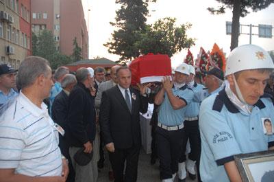 Ölen polis memuru için tören
