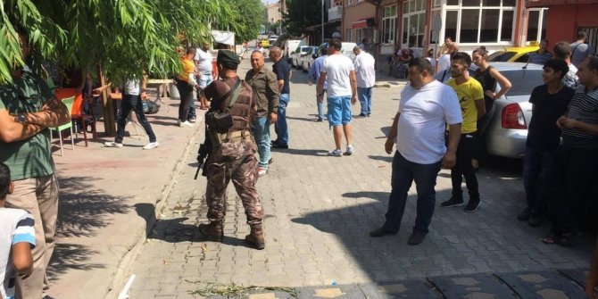 MAHALLE HALKI AYAKLANDI, ÖZEL HAREKAT SOKAĞA İNDİ