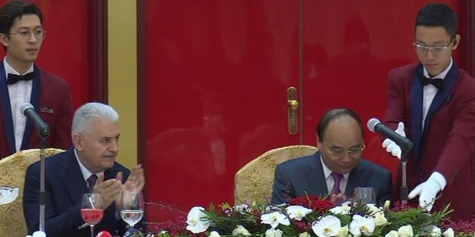 ONURUNA VERİLEN AKŞAM YEMEĞİNE KATILDI