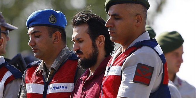 MAHKEME BAŞKANINDAN FETÖ'CÜ ESKİ YÜZBAŞI GÜLMEZ'E: SEN ORADA SANIKSIN VE HADDİNİ BİLECEKSİN