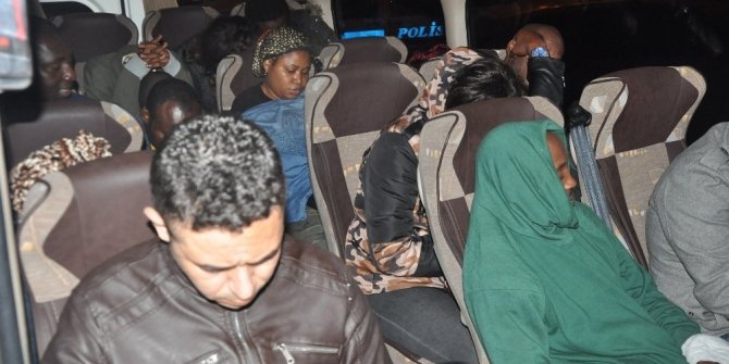 MİNİBÜSTEN 1’İ ÖLÜ, 32 KAÇAK GÖÇMEN ÇIKTI