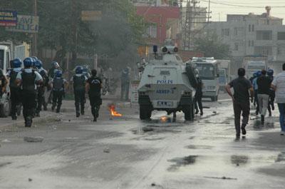 Adanada taşlı ve molotoflu eylem