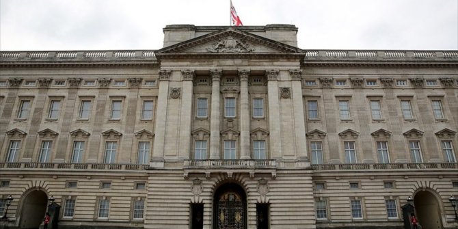 İNGİLTERE'DE POLİSE SALDIRI