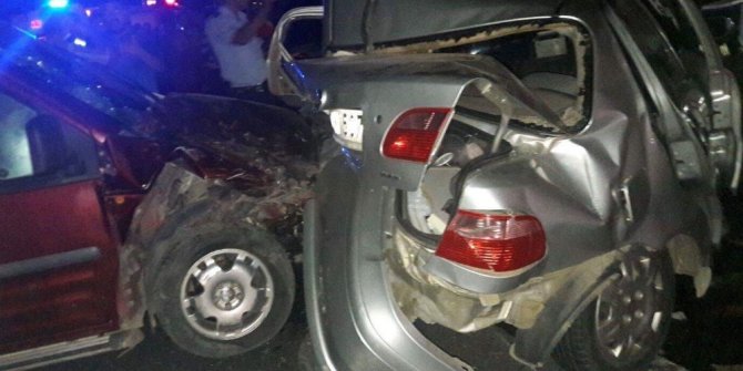 İKİ OTOMOBİL ÇARPIŞTI: 5 YARALI