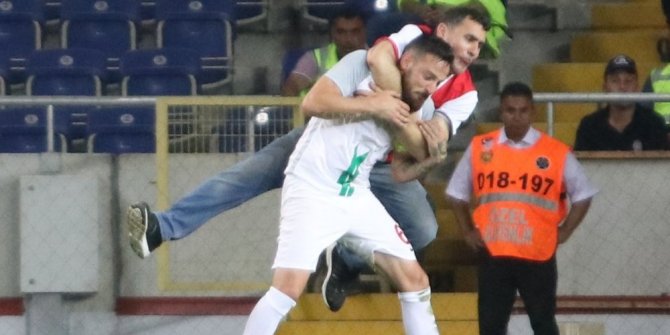 MAÇTA İLGİNÇ AN: TARAFTAR FUTBOLCUNUN ÜZERİNE ATLADI