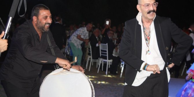 CEMİL İPEKÇİ, KIZIM DEDİĞİ AZRA AKIN’IN DÜĞÜNÜNDE DÖKTÜRDÜ