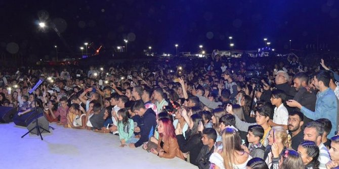 PROTOKOL KISMINI FAZLA BULDU, HAYRANLARINI SAHNE ÖNÜNE ÇAĞIRDI