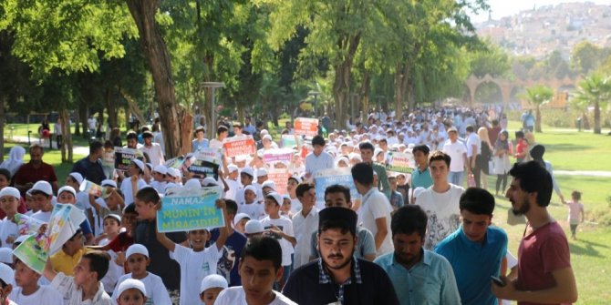 YÜZLERCE ÇOCUK NAMAZ İÇİN YÜRÜDÜ