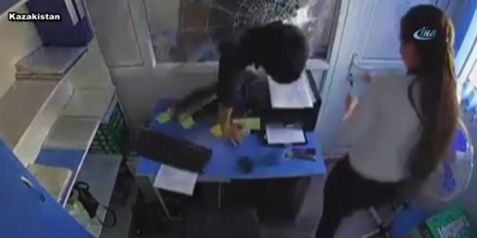 BIÇAKLI SOYGUNCU DEHŞETİ KAMERADA !