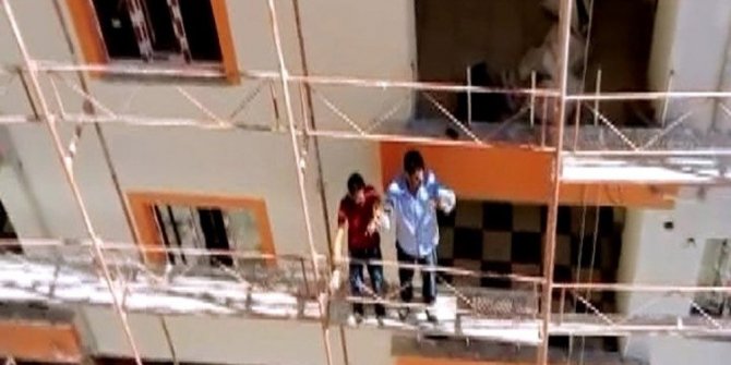 İNŞAAT İŞÇİLERİ İSKELE ÜZERİNDE HALAY ÇEKTİ