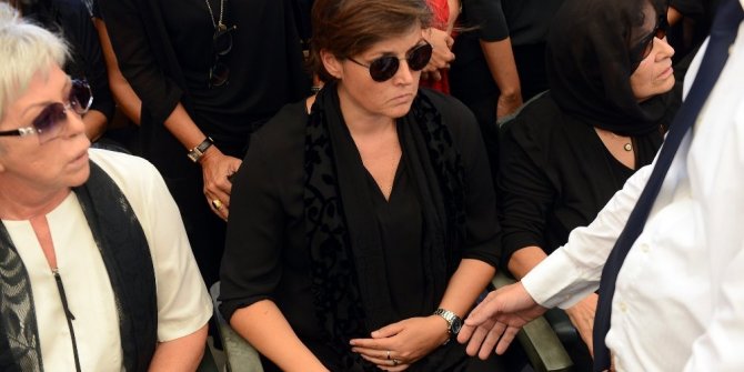 VATAN ŞAŞMAZ’IN EŞİ TÖREN BOYUNCA BAKIN NE YAPTI?