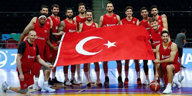 A MİLLİ BASKETBOL TAKIMI, ANTRENMAN ÖNCESİ TÜRK BAYRAĞIYLA POZ VERDİ