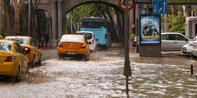 İSTANBUL’DA ŞİDDETLİ YAĞMUR ETKİLİ OLDU