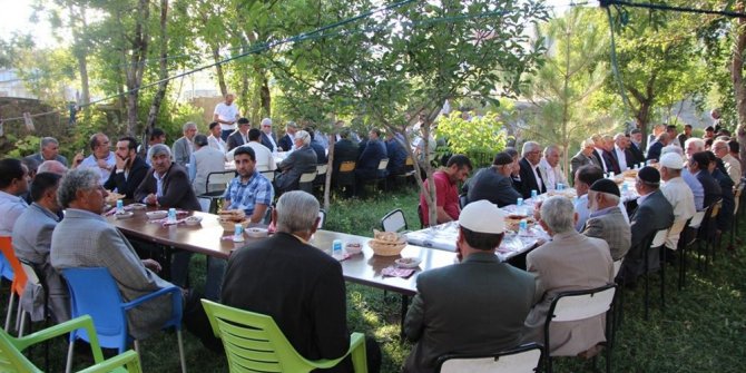 AİLELER ARASINDAKİ HUSUMETİ BARIŞ YEMEĞİ BİTİRDİ