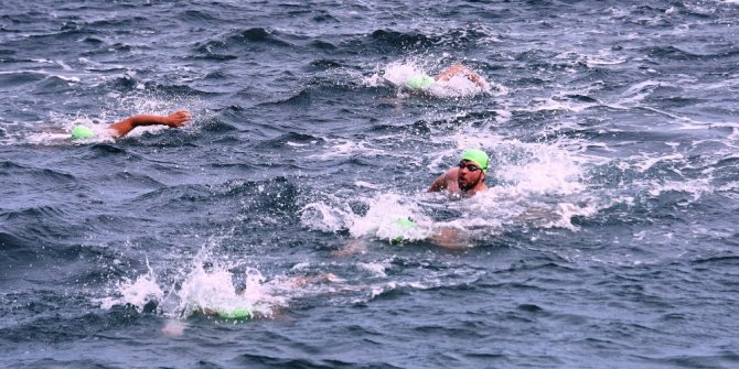 ÇANAKKALE BOĞAZI’NI YÜZEREK GEÇTİLER